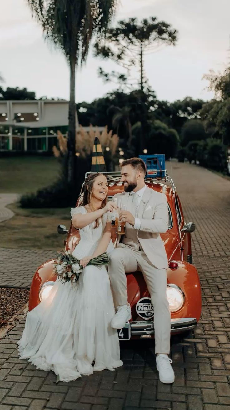 Casal em cerimônia de casamento